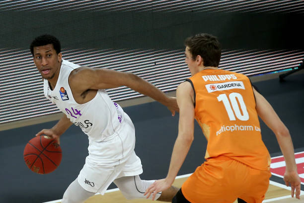 被年轻球员 被年轻球员